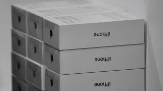 Российские ритейлеры не могут распродать крупные партии дорогих смартфонов Apple и Samsung, из‑за чего стоимость флагманских моделей заметно снизилась на фоне ослабления покупательского спроса на электронику.