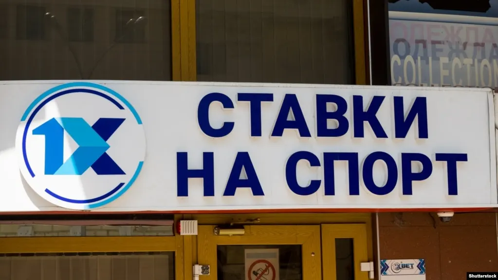 Минфин предложил перенести на осень рассмотрение законопроекта, который ограничивает доступ к ставкам в букмекерских конторах для несовершеннолетних, недееспособных граждан и должников, объяснив это возможным сокращением налоговых поступлений и доходов спортивного фонда, при этом власти уже реализуют ряд мер по закрытию растущего бюджетного дефицита, что может привести к росту цен для граждан.