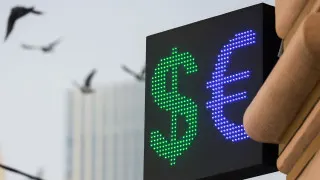 Курс доллара опустился до минимальных уровней с февраля 2023 года, а укрепление рубля подпитывают высокие нефтяные цены, рост экспортной выручки и приостановка бюджетного правила.