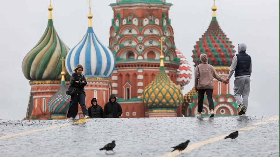 Кремлёвский чиновник признал, что избыточные запреты и жёсткая риторика отталкивают россиян от решения заводить детей, и призвал к «атмосфере благоприятствования» на фоне падения рейтингов президента из-за роста налогов и интернет-ограничений.