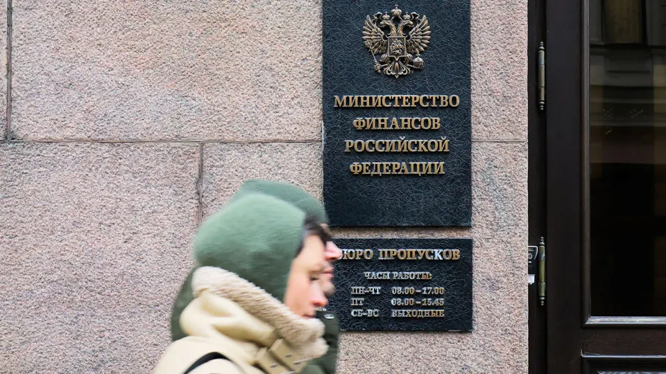 С мая Минфин снова начнёт покупать валюту и золото по бюджетному правилу, используя рост нефтяных цен для пополнения ФНБ и сглаживания влияния сырьевой конъюнктуры на курс рубля и бюджетные доходы.