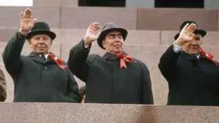 На фоне атак дронов по нефтеперерабатывающим заводам вводится система госразнарядок по выпуску топлива и его поставкам на внутренний рынок, а рост цен на заправках обещают ограничить уровнем инфляции.