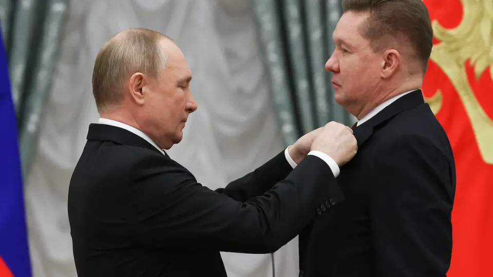 Резкое повышение тарифов на газ и жилищно‑коммунальные услуги помогло газовому холдингу вернуться к прибыли по российским стандартам учета; при этом выручка и свободный денежный поток остаются под давлением.