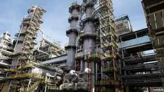 Сызранский нефтеперерабатывающий завод приостановил переработку нефти из‑за повреждения оборудования в результате атаки БПЛА; аварийно остановлена крупная установка первичной переработки, ремонт может занять до двух недель.