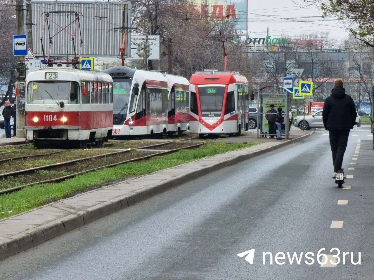 В Самаре при объявлении сигнала «Ракетная опасность» на час остановили весь наземный общественный транспорт, а цены на такси, по словам горожан, выросли примерно в два раза.