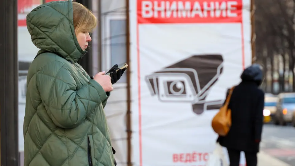 Опросы показывают: почти половина россиян отмечают вокруг себя тревожное настроение, усиливаются чувства усталости и депрессии на фоне затяжной войны, блокировок сервисов и роста цен.