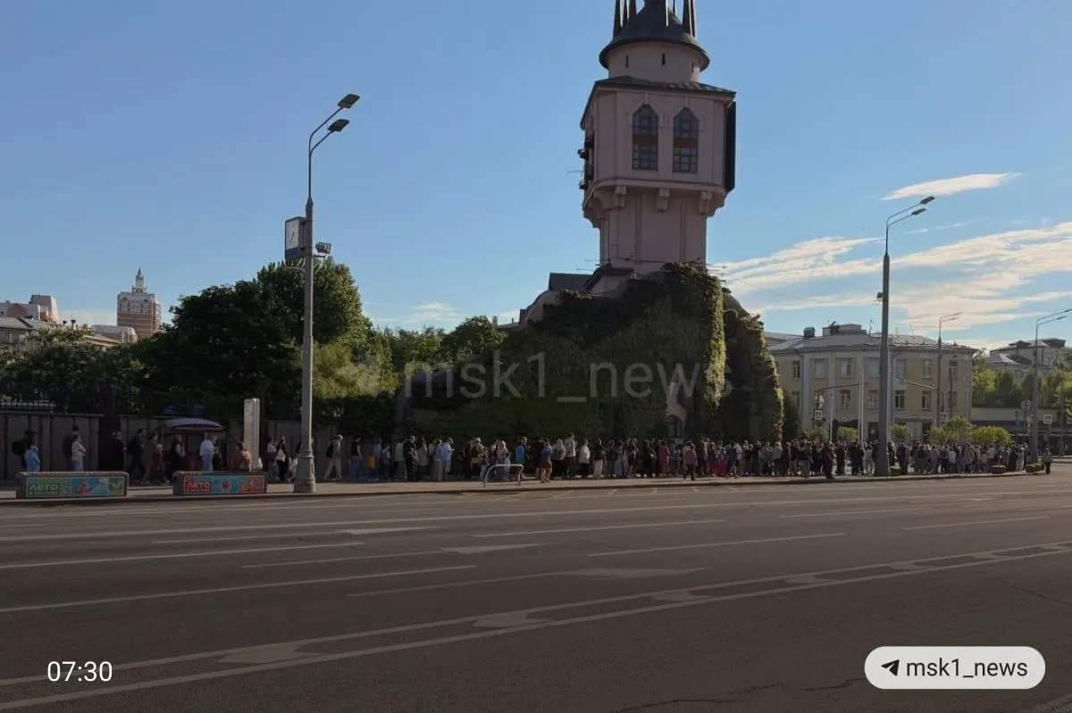 Из‑за акции с бесплатным входом по утрам у московского зоопарка собираются длинные очереди: некоторые посетители не успевают пройти бесплатно. Сейчас взрослый билет стоит 1700 ₽, детский — 1000 ₽.