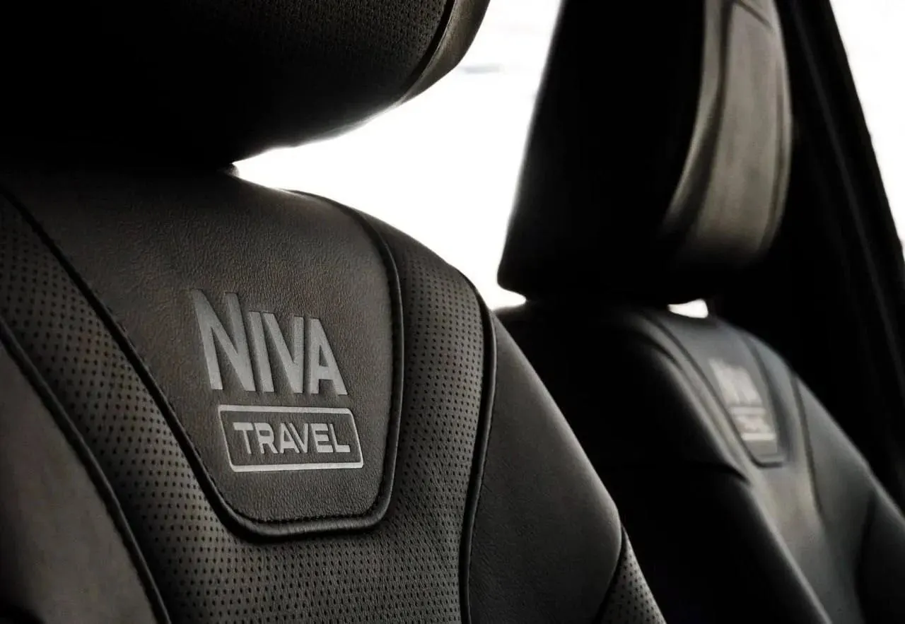АвтоВАЗ выпустил ограниченную серию Lada Niva Travel с кожаным кожаным салоном российского производства. Тираж — 1000 машин, цена — 1 909 000 ₽; за кожу просят примерно 120 000 ₽ сверх обычной версии.