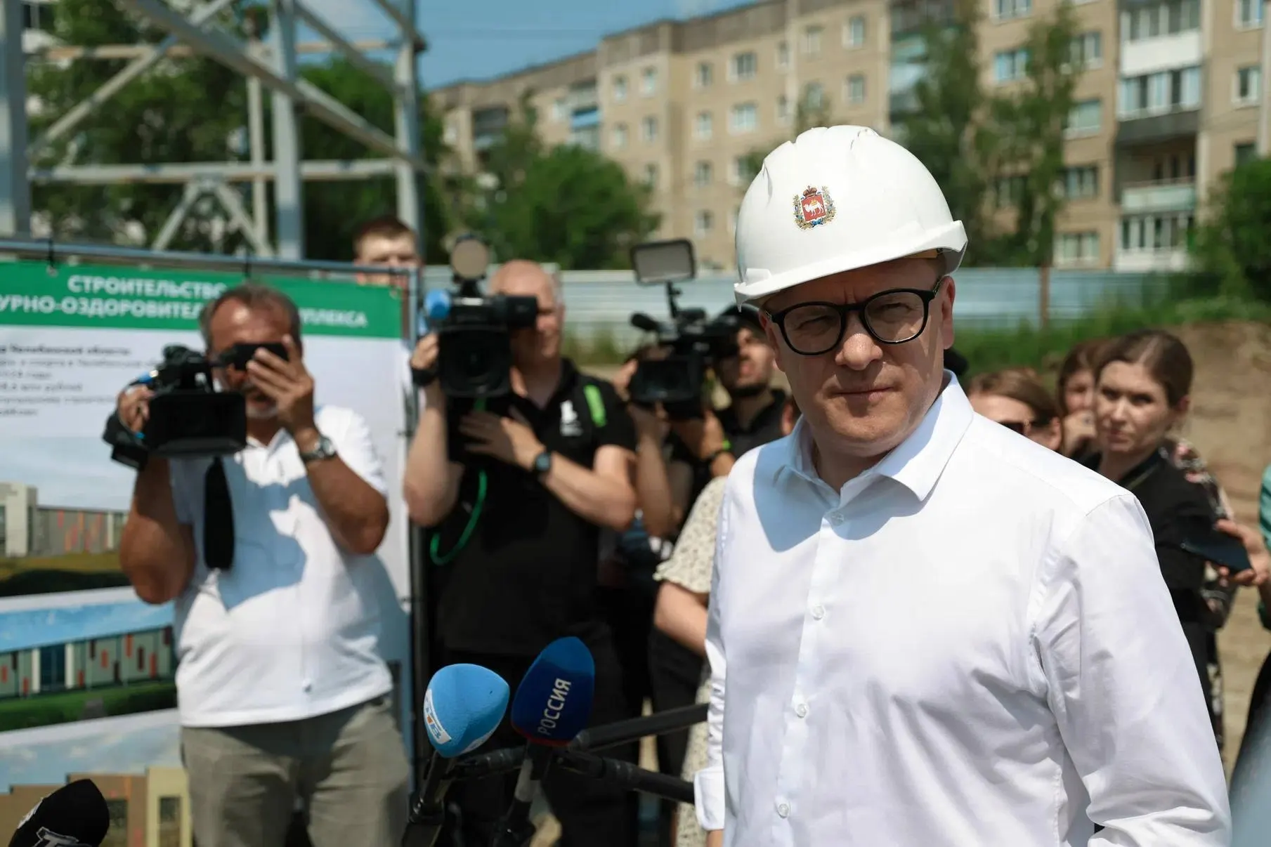 За январь–апрель 2026 года в регионе ввели 412 тыс. кв. м жилья — это 48% от уровня прошлого года; индивидуальное строительство сократилось почти втрое. Причины — дефицит средств у застройщиков и падение покупательского спроса при росте объёма нераспроданного жилья.