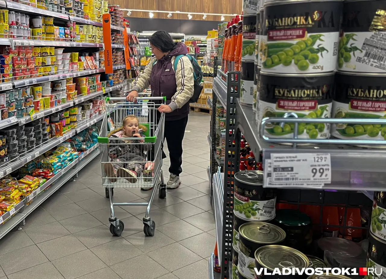 В Приморском крае в апреле 2026 года общие цены увеличились на 0,4% по сравнению с мартом и на 7% в годовом выражении. Сильнее всего подорожали лекарства и фрукты; овощи и авиапоездки в Азию стали дешевле.