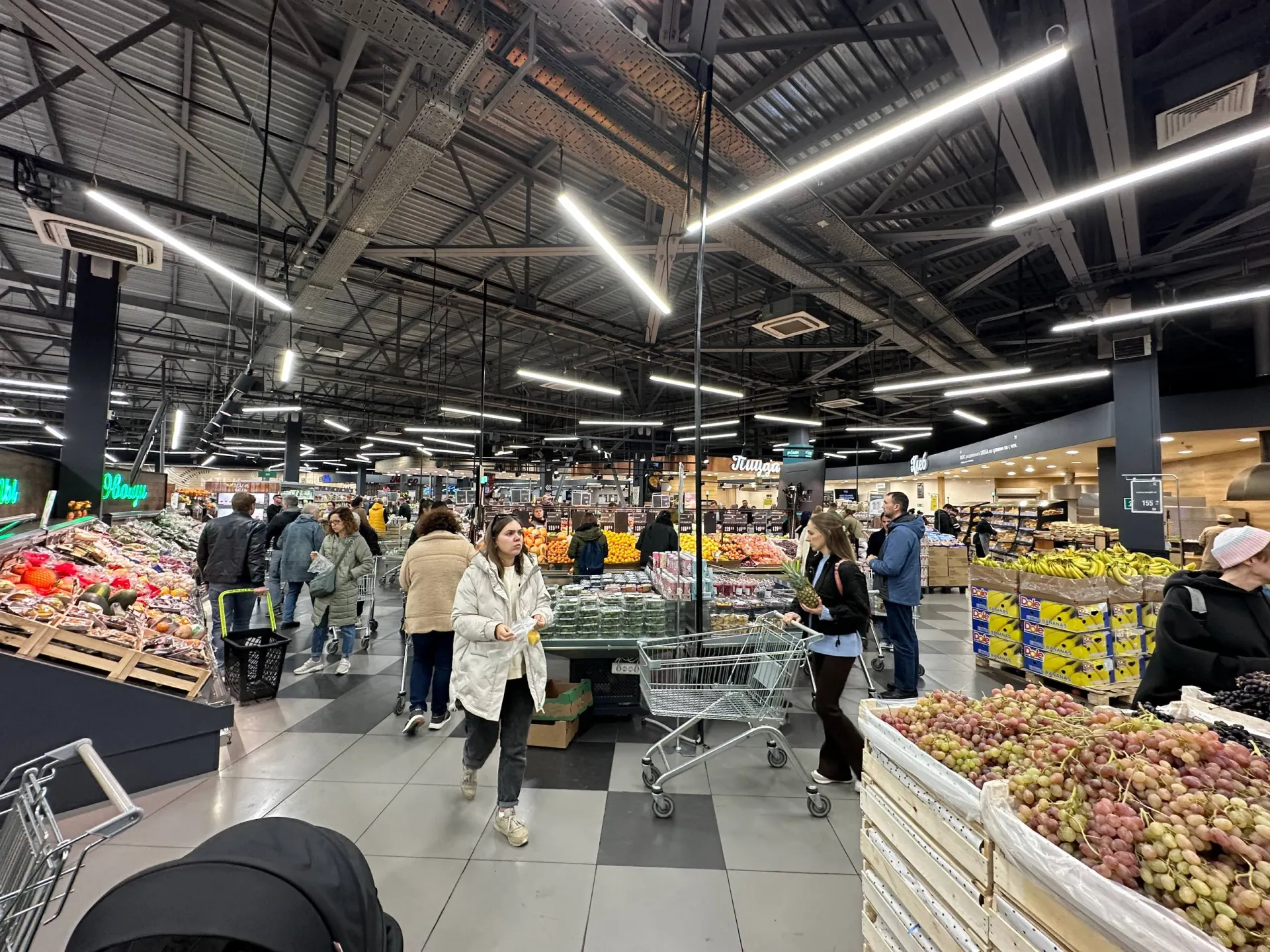 По мартовскому мониторингу Росстата минимальный набор продуктов во Владивостоке стоит 10 470 рублей — дороже, чем в Москве (9 141 руб.) и в Подмосковье (8 260 руб.). Быстрее всего дорожают овощи и фрукты из‑за удалённости поставок и сезонности.