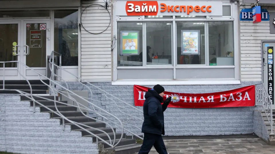 По итогам 2025 года россияне заняли у ломбардов на треть больше, растут и проблемные долги — одновременно увеличивается и передача просроченных кредитов коллекторам.