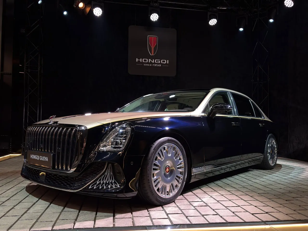 Китайский седан Hongqi Guoya представлен в Москве. Стартовые цены в России — от 27,7 млн руб., квота поставок до конца 2026 года составит пять машин. Модель предлагает премиальные опции и два силовых варианта.