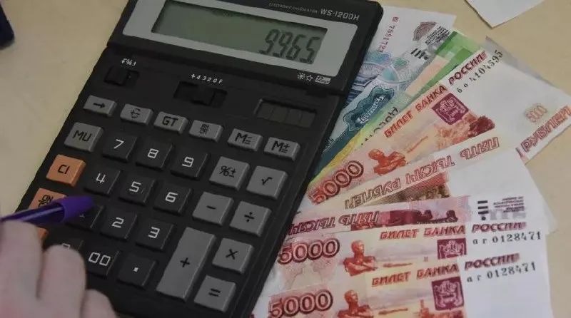 Тарифы будут индексированы в два этапа: с 1 января — единое повышение 1,7% по РФ, основное увеличение запланировано с 1 октября. Перечислены изменения по электроэнергии, воде, ТКО, газу, теплу, углю и дровам.