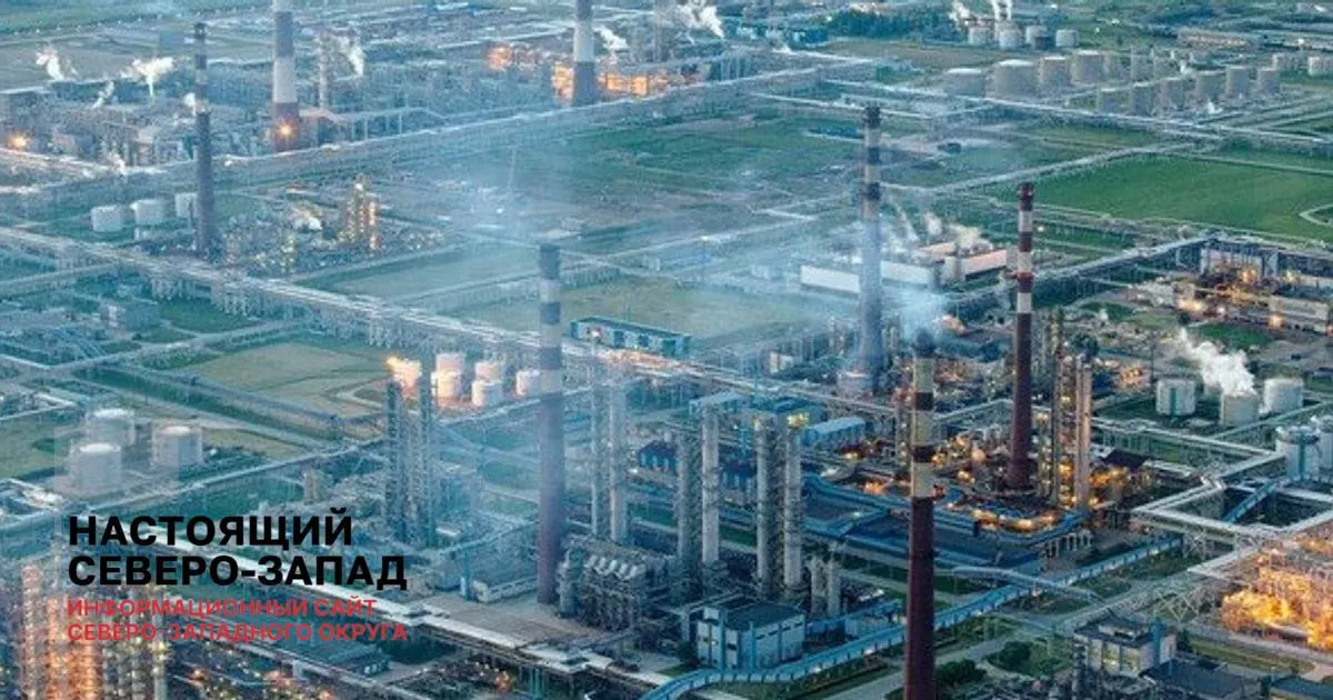 Поставки белорусского бензина на Петербургскую биржу резко выросли: с начала мая в Россию завезли свыше 17 тысяч тонн против примерно 300 тонн год назад. Рост импорта связан с остановкой ряда российских НПЗ, однако эксперты предупреждают, что импорт не сможет полностью компенсировать выпадающие объёмы, а белорусское топливо дороже.