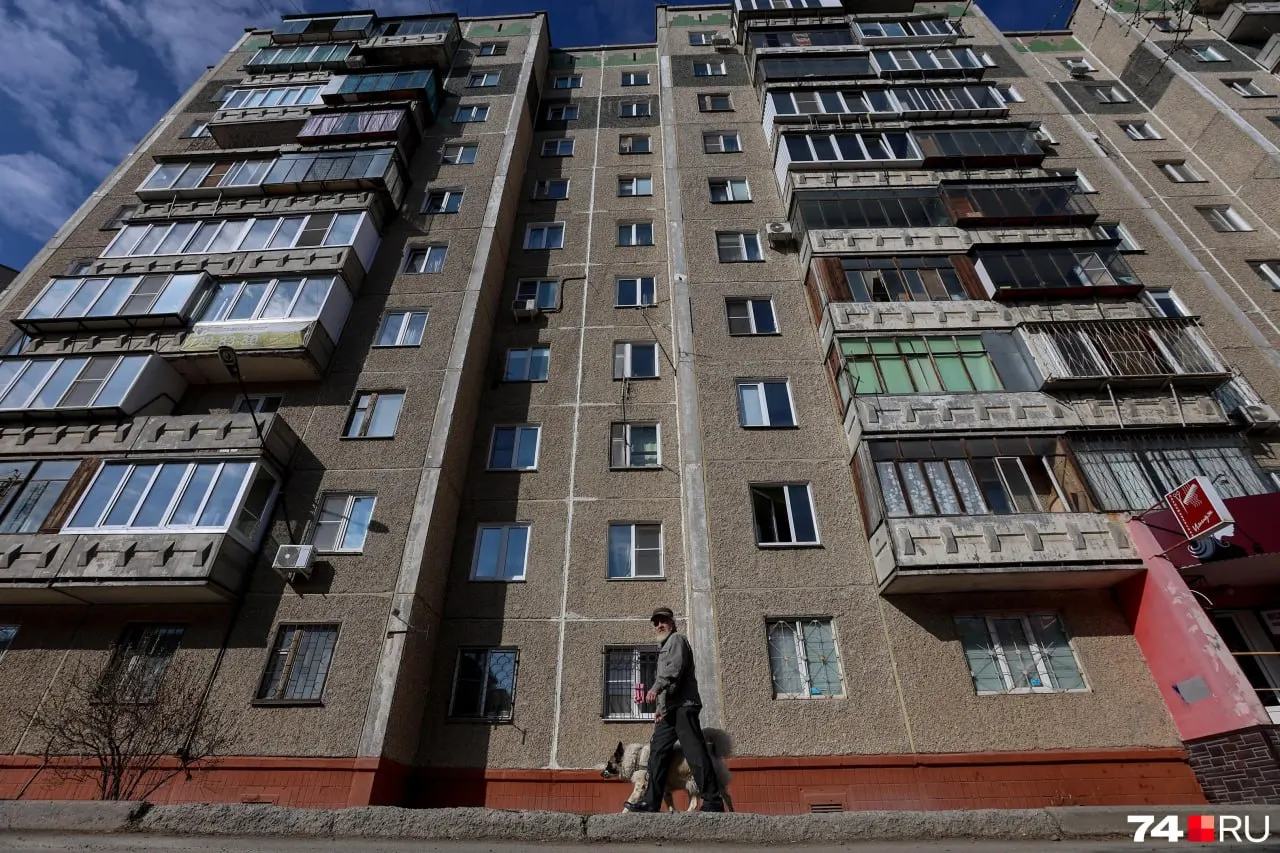 В регионах УрФО участились меры «беспилотной опасности» и резонансные случаи с ударами дронов по жилым домам. Страховщики предлагают опции от БПЛА как дополнение к полисам или отдельные продукты — это заметно удорожает защиту.