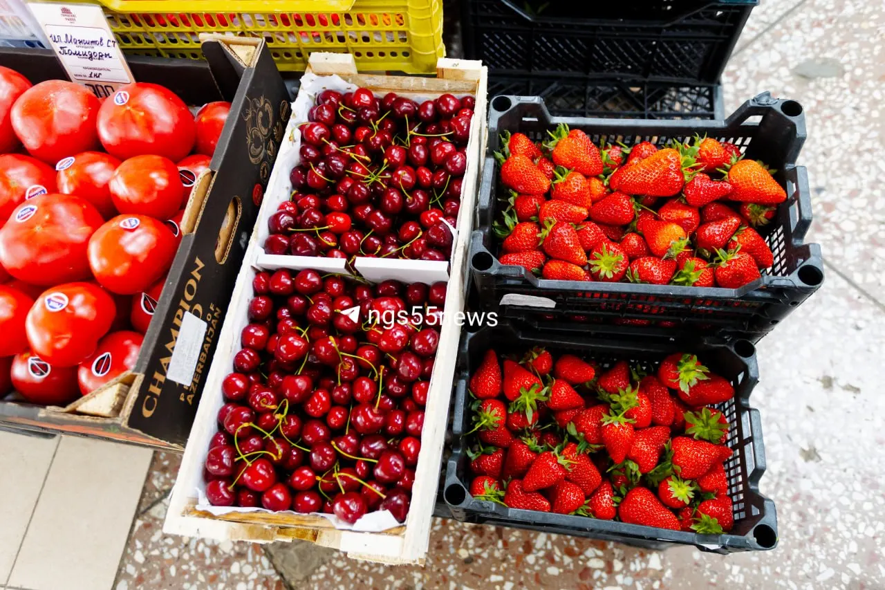 Мы обошли точки продажи в Омске и сравнили цены: клубника в рознице около 600 руб./кг, черешня — от 900 до 1 100 руб./кг; в онлайн‑сервисах предложение пока ограничено.