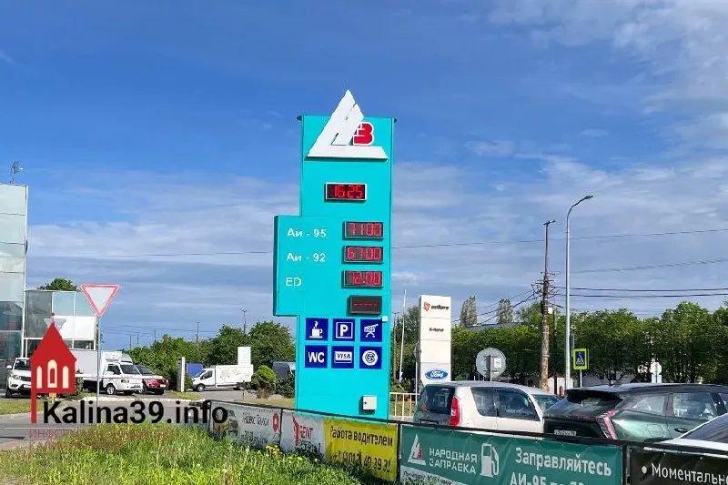 За последние две недели топливо подорожало на большинстве крупных АЗС региона. Разница в цене между заправками достигает 5,5 рубля за литр у бензина; дефицита и очередей не наблюдается.