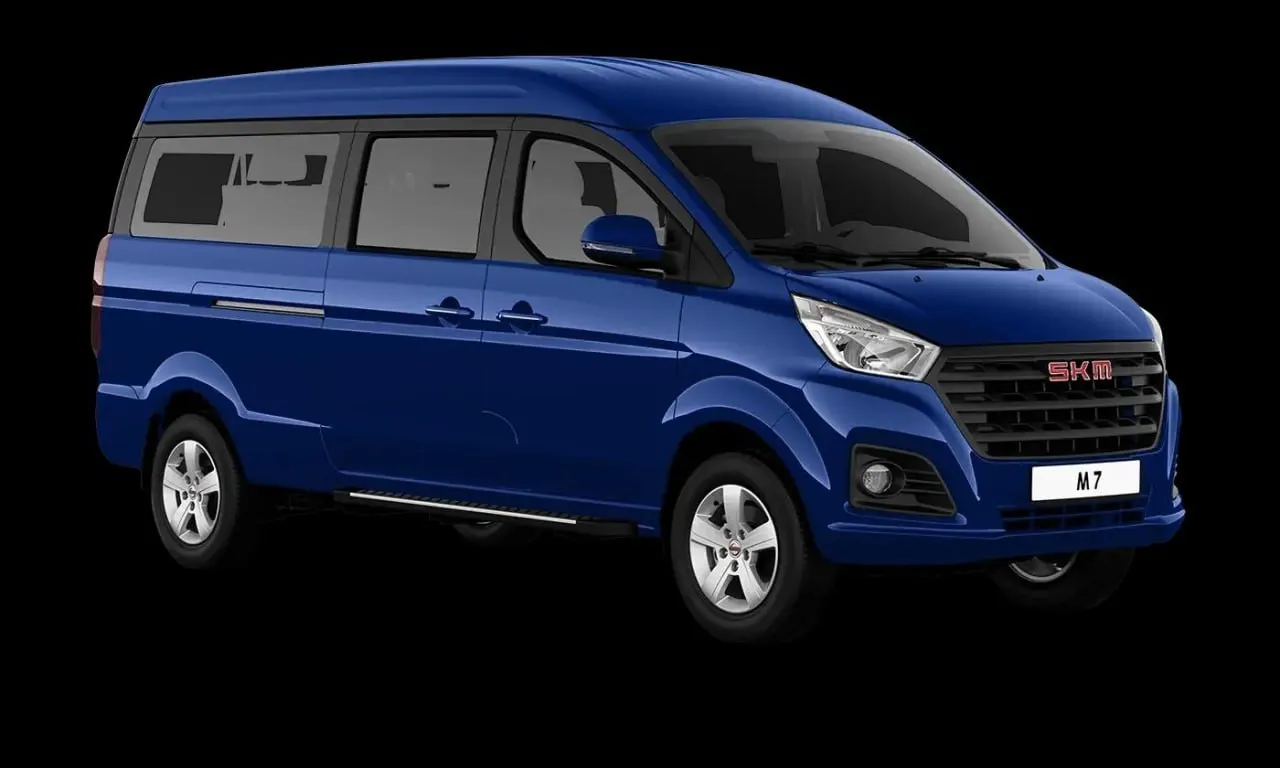 АвтоВАЗ назвал цену на новый заднеприводный минивэн SKM M7 — от 2 863 000 рублей. Модель доступна в грузовом и 7‑местном пассажирском вариантах; в базовой комплектации уже есть кондиционер, подушки безопасности, мультимедиа и другие опции.