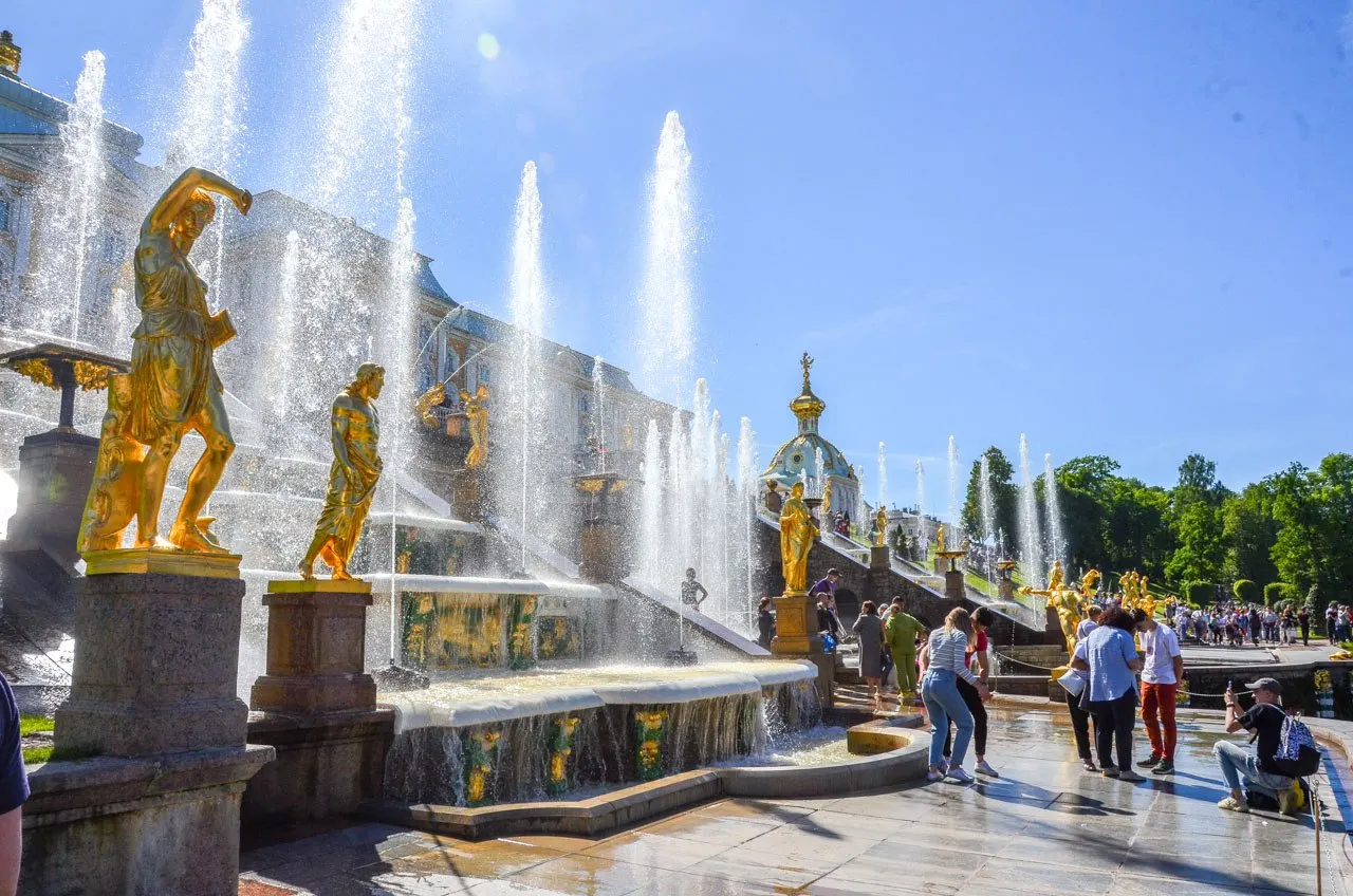 Средняя прогулка по Северной столице стоит около 1500 рублей, в Москве — примерно 750; при этом растёт спрос на авторские, иммерсивные и семейные экскурсии.