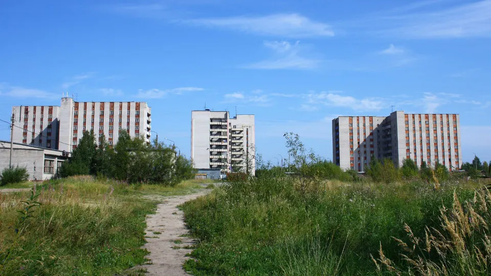 За первые месяцы года цены на готовые квартиры в ряде городов снизились: сильнее всего — в Архангельске, Благовещенске и Сочи. Официальная статистика фиксирует разнонаправленную динамику по регионам, а в среднем по стране цены на «вторичку» выросли в первом квартале.