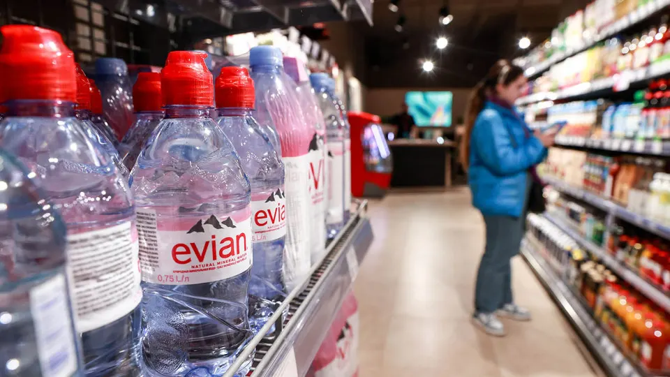 В январе—апреле розничные продажи питьевой и минеральной воды в штуках сократились на 14% — потребители переходят на фильтры и сжимают расходы на фоне роста цен и снижения покупательной способности.
