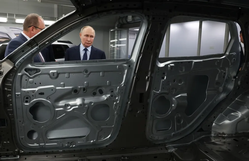 После 2022 года рынок автомобилей в России изменился радикально: западные бренды ушли, китайские марки заняли освободившиеся площадки, а протекционистская политика и рост утилизационного сбора сделали авто менее доступными для большинства россиян.
