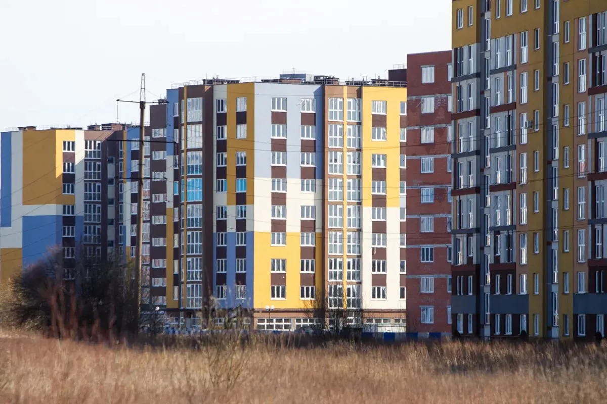 Средняя цена квадратного метра в марте опустилась до 148,5 тыс. рублей, а количество сделок сократилось до 455 договоров — крупнейшая доля продаж по-прежнему приходится на Калининград (42,3%).