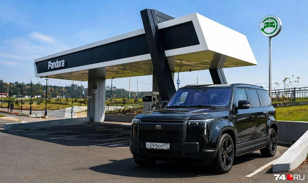 На «Автоторе» стартует крупноузловая сборка гибридного Rox 01: электромоторы 476 л.с., электрический ход до 200 км, бензогенератор только для подзарядки. Базовая версия от 8,35 млн руб., топ‑комплектация дороже 10 млн.