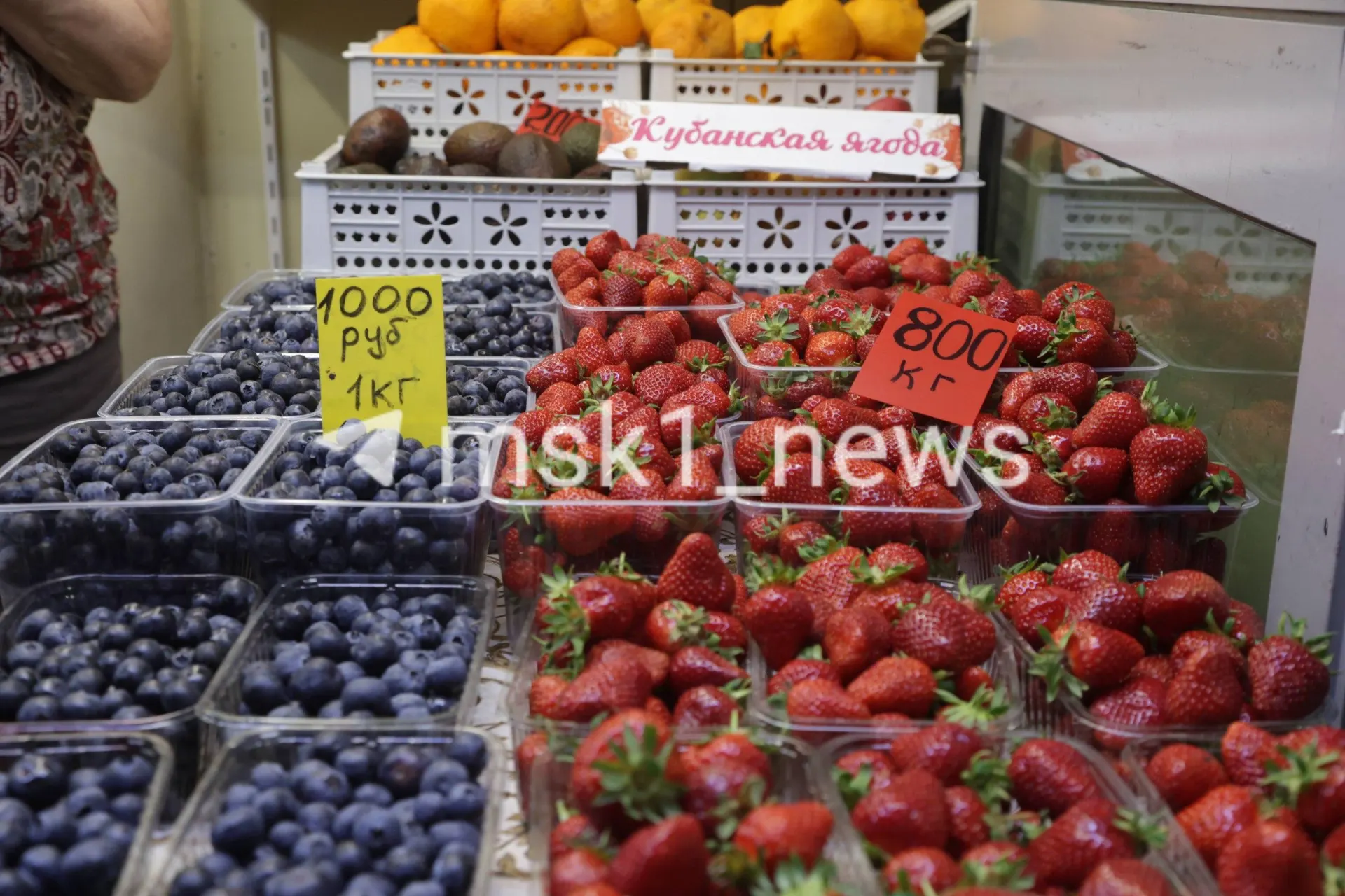 В столице появились сезонные палатки с кубанской клубникой и другими ягодами. Клубника в среднем стоит 680–800 ₽/кг, голубика — 1 000–1 900 ₽/кг, в отдельных точках малину продают по 4 000 ₽/кг.