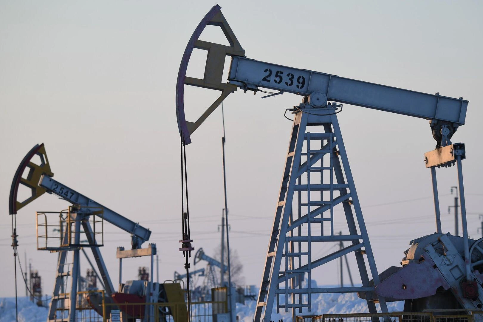 Средняя цена Urals, используемая при расчёте нефтяных налогов, в мае достигла наивысшего уровня с конца 2023 года на фоне обострения ситуации на Ближнем Востоке и перебоев поставок через Ормузский пролив. За месяц цена в рублях выросла примерно на 18% и почти на 60% по сравнению с прошлым годом.