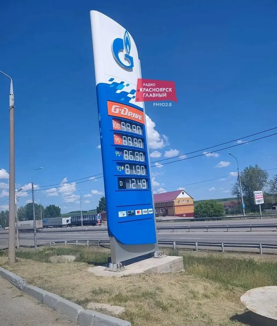 На одной из АЗС в Емельяново дизель за пару дней подорожал на 15 рублей — цена приблизилась к 125 рублям за литр.