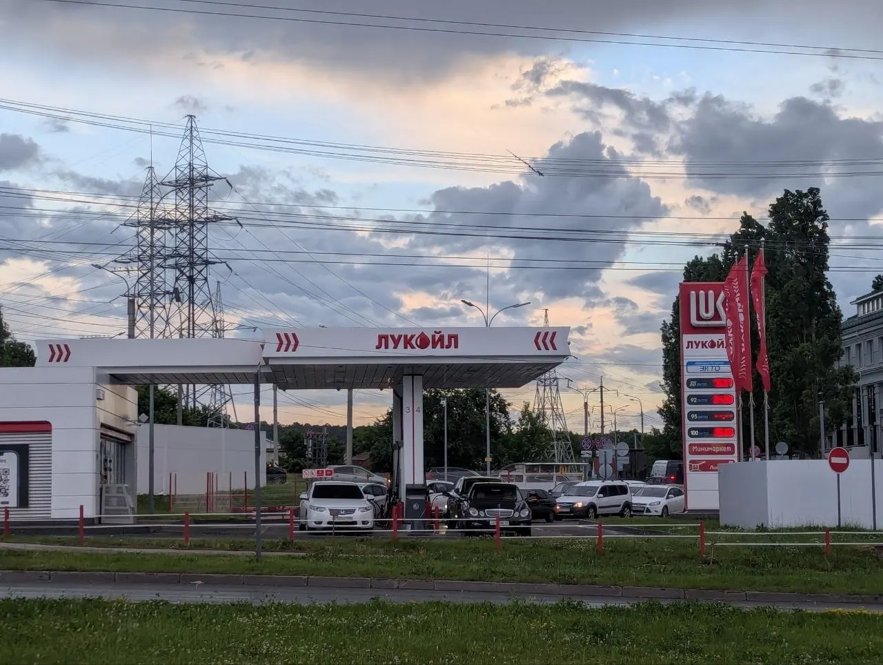 В Чебоксарах и районах республики дефицит бензина усиливается: на заправках образуются многорядные очереди, а цены на 95-й и 100-й бензин подскакивают до 80–100 руб./л. Обещания властей о контроле ситуации не подтверждаются.
