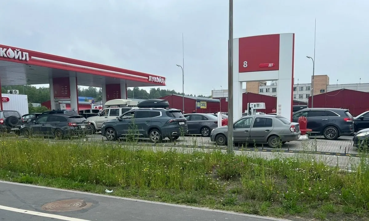 В нескольких районах республики, в том числе Суоярвском, заправки перестали отпускать бензин частным лицам — топливо теперь выделяют преимущественно организациям. Власти связывают очереди и пустые баки с туристическим сезоном и транзитом, заявляя об отсутствии системного дефицита.