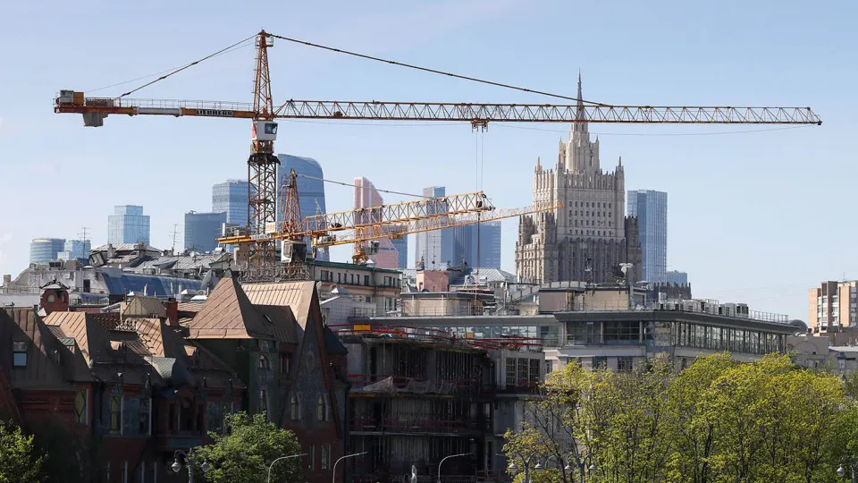 Рынок первичного жилья в границах «старой Москвы» переживает шестилетний минимум: продажи сократились почти на треть из‑за высоких ставок по ипотеке, роста цен и исчерпания спроса.