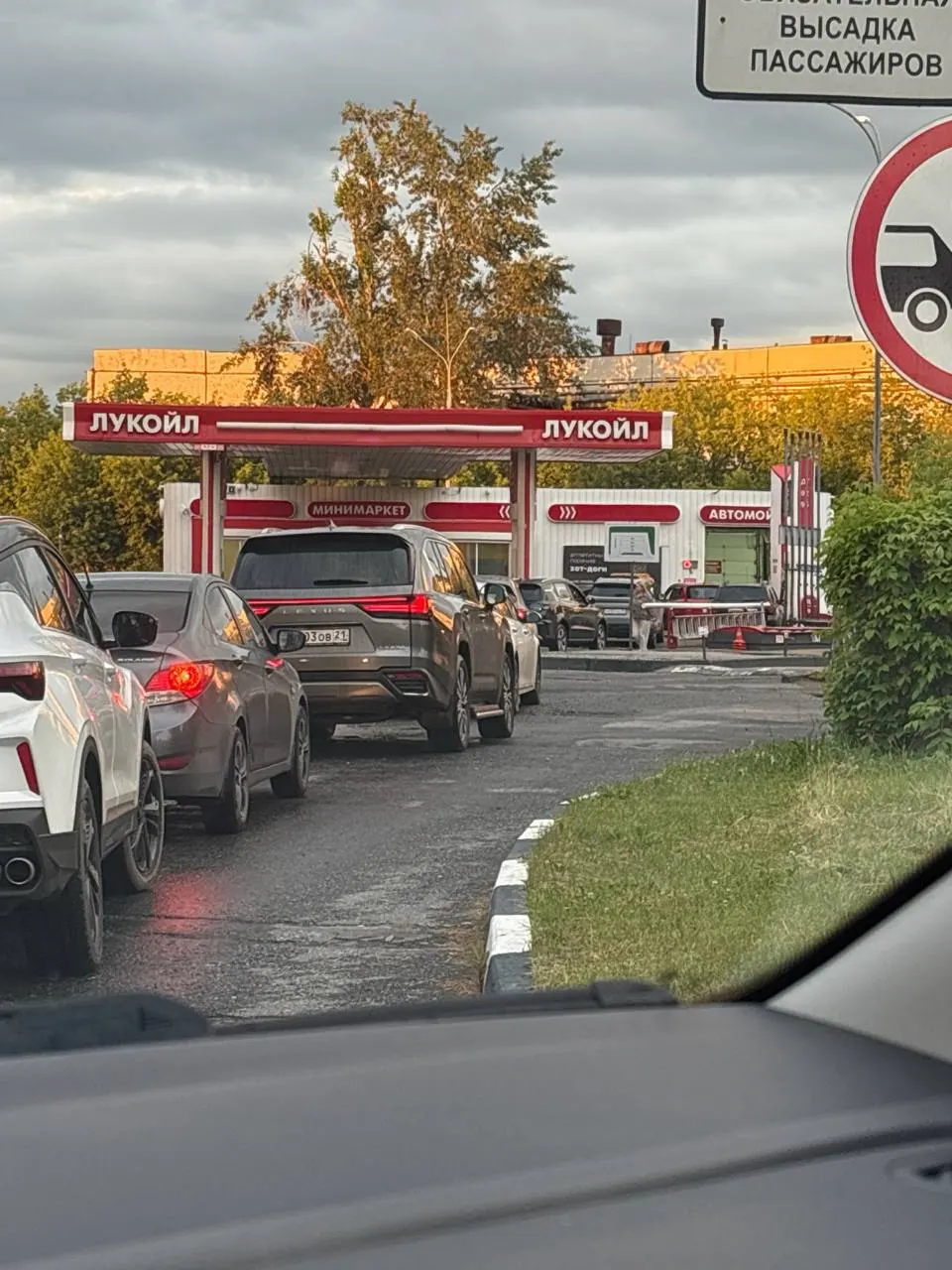 В Минпромэнерго Чувашии официально подтвердили дефицит топлива: на заправках ввели лимиты и возникают перебои с продажей. Власти заверяют, что экстренные службы обеспечены, но конкретных сроков нормализации не называют.