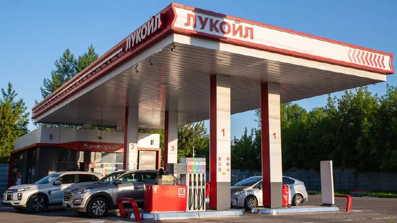 С 23 июня на заправках компании в регионе ограничат разовый отпуск: в городе — до 30 л бензина и 60 л дизеля, на трассах — до 60 л бензина и 200 л дизеля. Власти говорят о повышенном спросе и логистике; ФАС указывает на удорожание топлива на бирже.