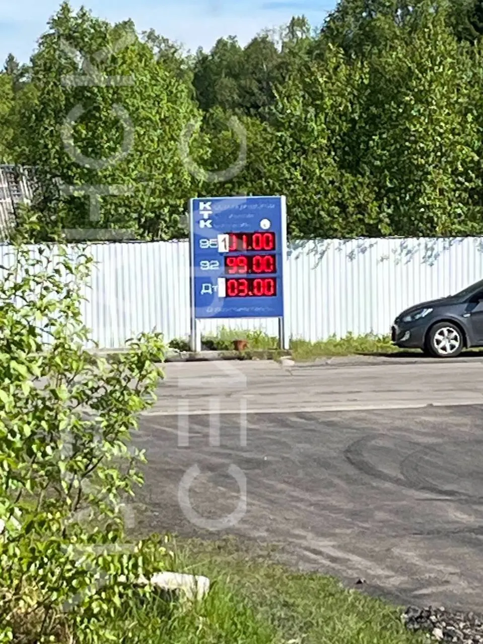 В приграничных районах Карелии цены на бензин превышают 100 ₽/л, дизель достигает примерно 103 ₽/л; власти называют это временными логистическими трудностями.