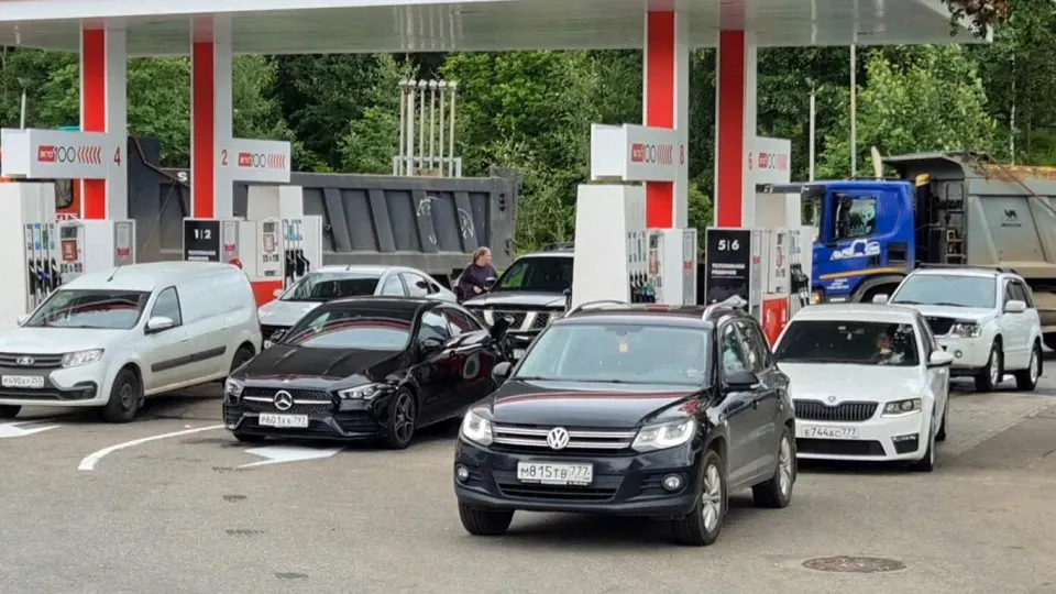 Серия ударов по нефтепереработке, в том числе по заводам, снабжающим столичный регион, сократила мощности и вызвала рост цен и очереди на АЗС. Последствия могут обостриться, если объёмы переработки не восстановят быстро.