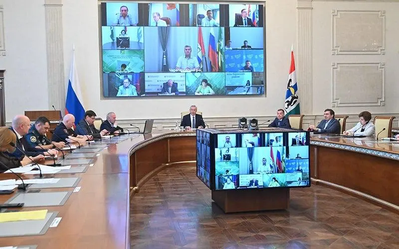 Региональные чиновники направили в Федеральную антимонопольную службу обращение по поводу роста цен на бензин. При этом власти утверждают, что дефицита топлива нет — АЗС работают в штатном режиме, запасы и поставки сохраняются.