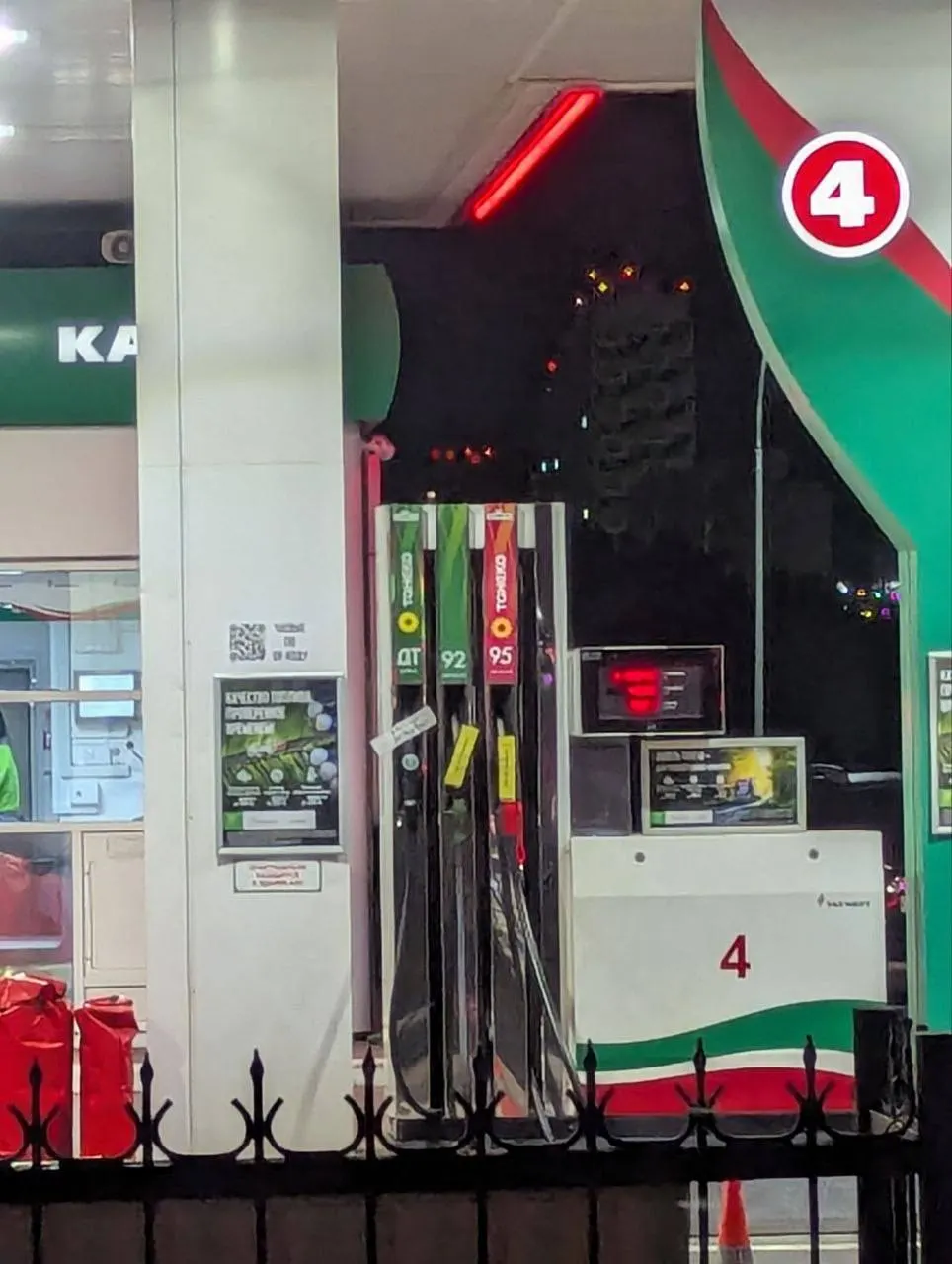 На табло появляются низкие цены — АИ‑95 по 66 ₽, дизель по 77 ₽, — но бензин обычным водителям на таких заправках не отпускают: колонки прикрывают табличками о техработах.