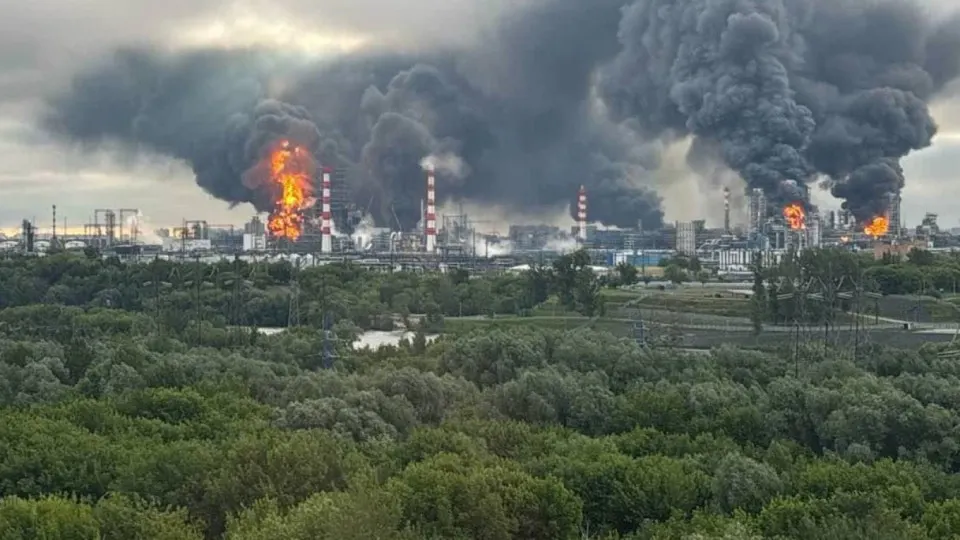 В мае выпуск нефтепродуктов в России сократился на 13,5% в годовом выражении — из‑за ударов по НПЗ возник дефицит топлива, который уже спровоцировал резкий рост цен и ускорение инфляции.