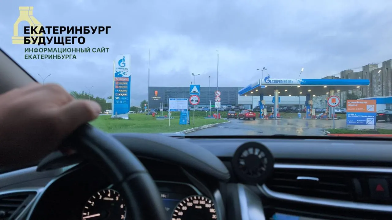 Средняя цена топлива в регионе выросла за неделю почти на 3,5 рубля за литр. Рост сопровождается перебоями с поставками, а отраслевые оценки указывают на сокращение производства бензина и дефицит в ряде регионов.
