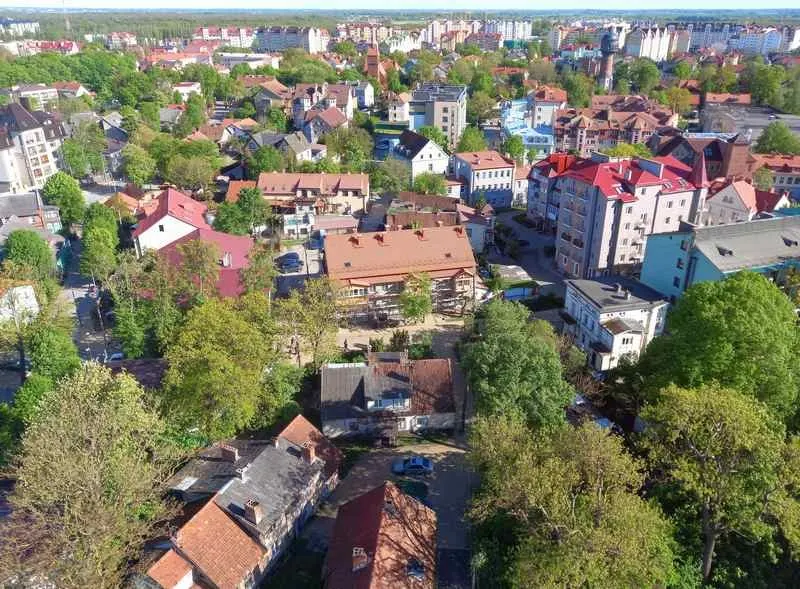 Зеленоградск и Пионерский вошли в десятку самых дорогих курортов России летом 2026 года: средние цены за ночь достигают 7–9 тысяч рублей. Туристы чаще бронируют недели, а предложение жилья остаётся напряжённым.