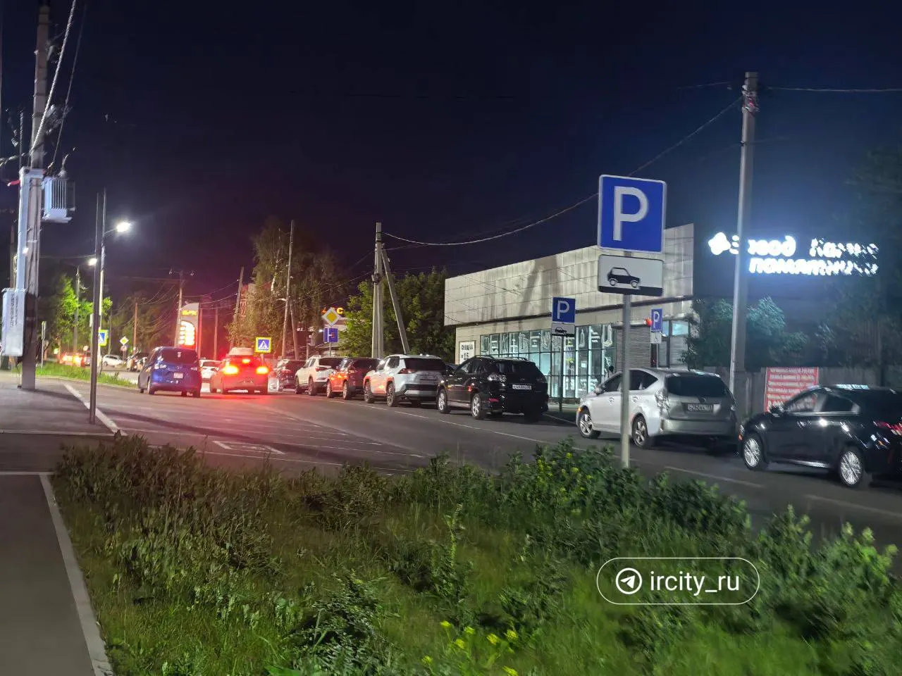 На одной из заправок в Иркутске водители составили список и уходят домой, а утром возвращаются на своё место в очереди — так удобнее, чем стоять в машине всю ночь.