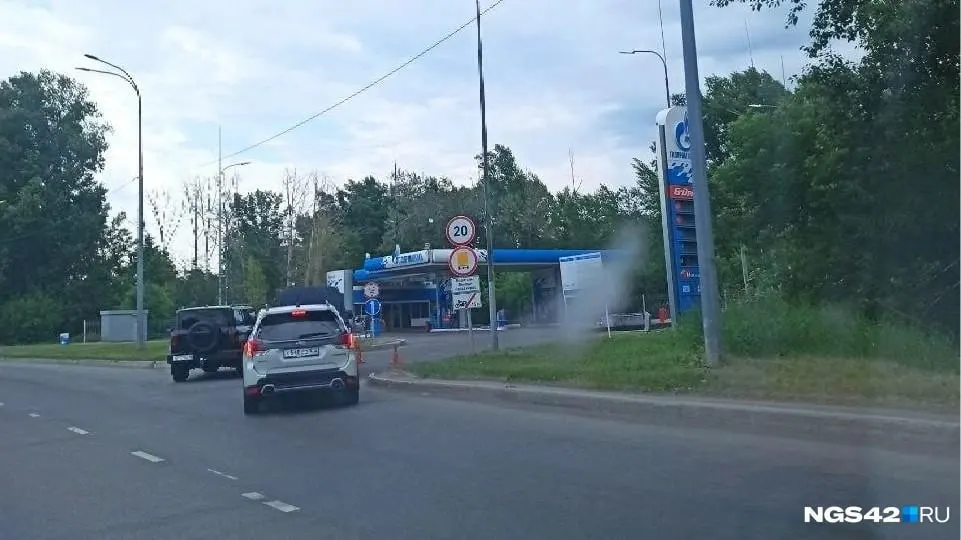 Жители Кемеровской области отмечают нехватку бензина на АЗС в Кемерове и Новокузнецке. Региональный Минпромторг подтверждает проблему и называет введённые ограничения временными.