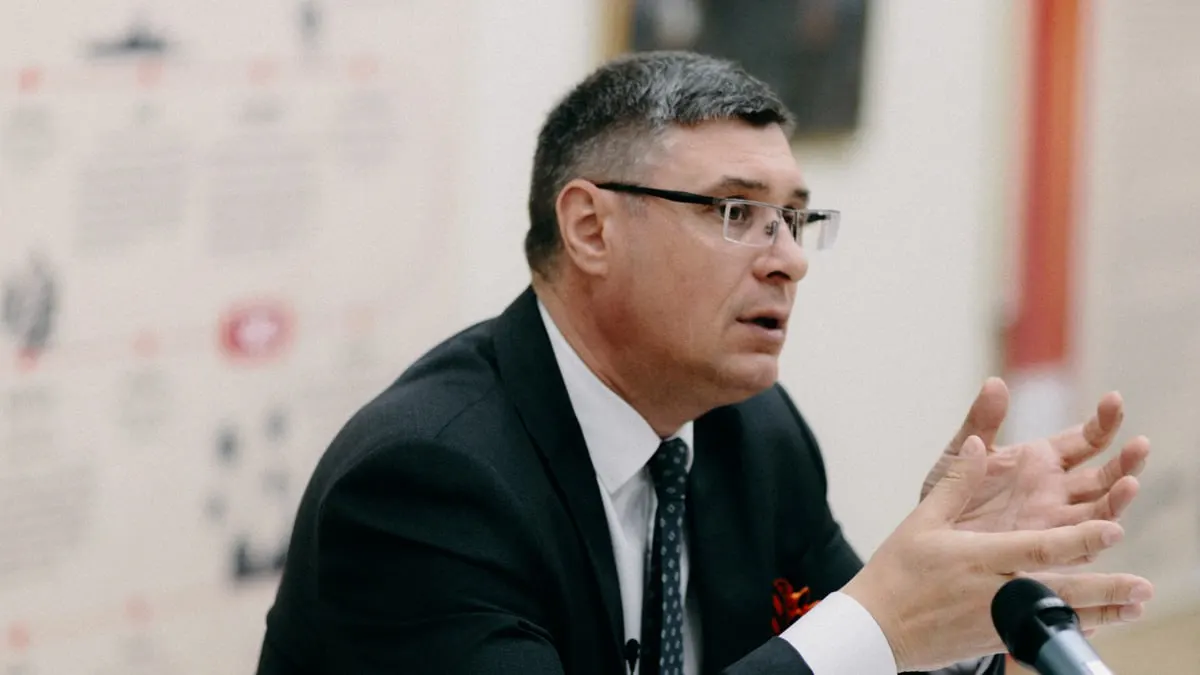 Из‑за проблем с логистикой на АЗС в регионе образовались очереди и рост цен. Глава области попросил жителей ездить меньше и приобретать топливо только в необходимых объёмах; в сети прокомментировали ситуацию с раздражением.