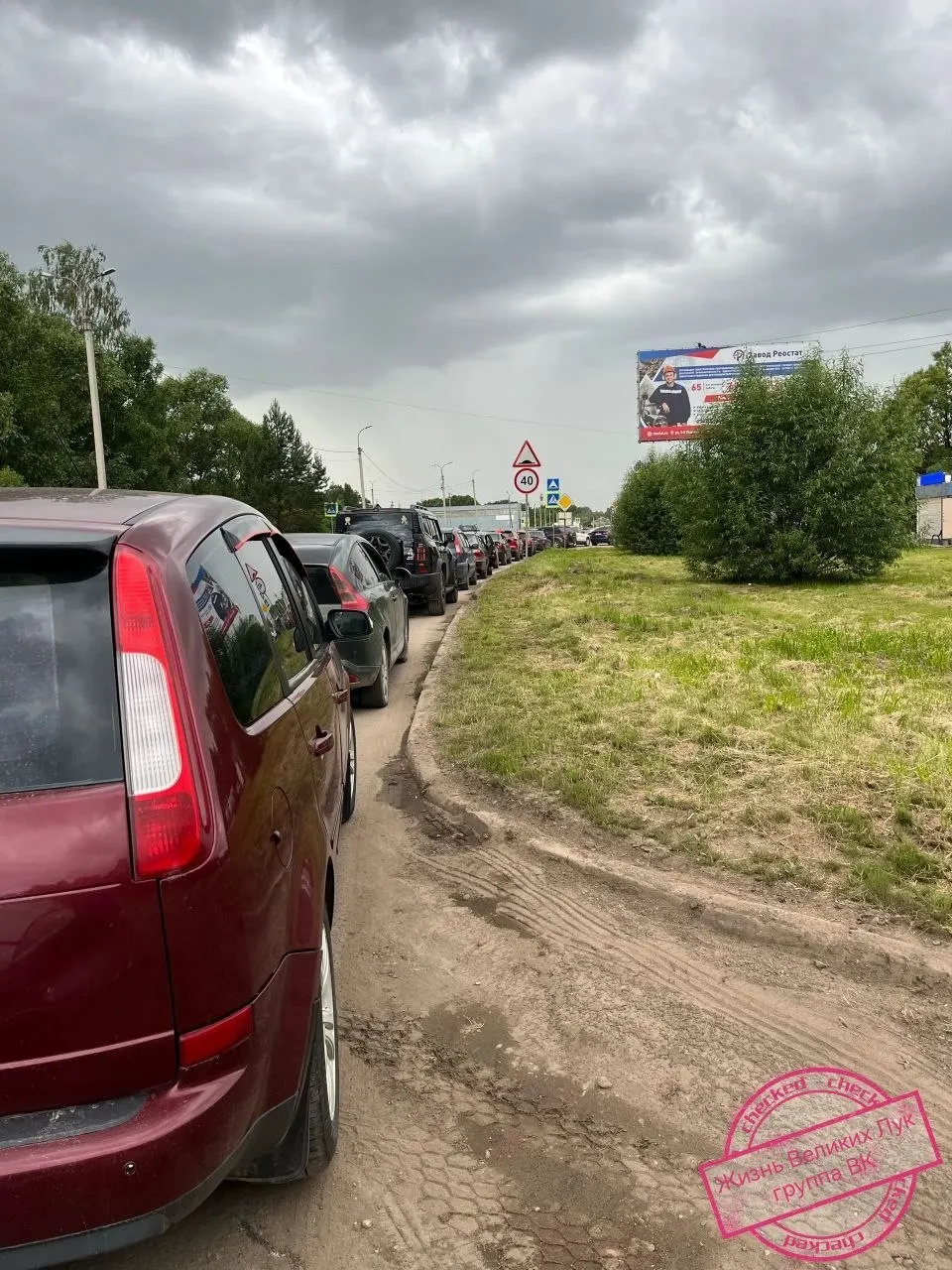 У автозаправки на улице Дружбы в Великих Луках образовалась длинная очередь — очевидцы отмечают, что там, по-видимому, остался только бензин 95-го сорта.