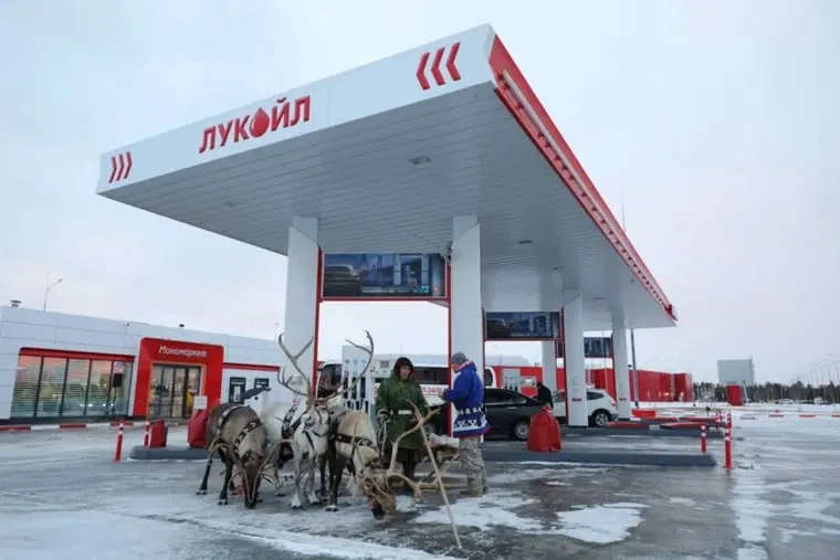 В Ханты‑Мансийском округе из‑за повышенного спроса на ряде заправок ввели ограничения по объёму продажи бензина и дизеля — власти заявляют, что запасов достаточно, а меры направлены на предотвращение дефицита и спекуляций.
