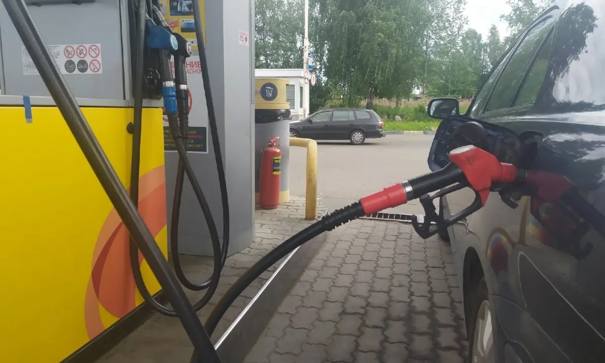 На части автозаправок в Беломорске ограничили отпуск бензина: по 60 л для АИ‑95 и по 90 л для АИ‑92. Дизель продают без ограничений; из‑за сбоев мобильного интернета в городе просят расплачиваться наличными.